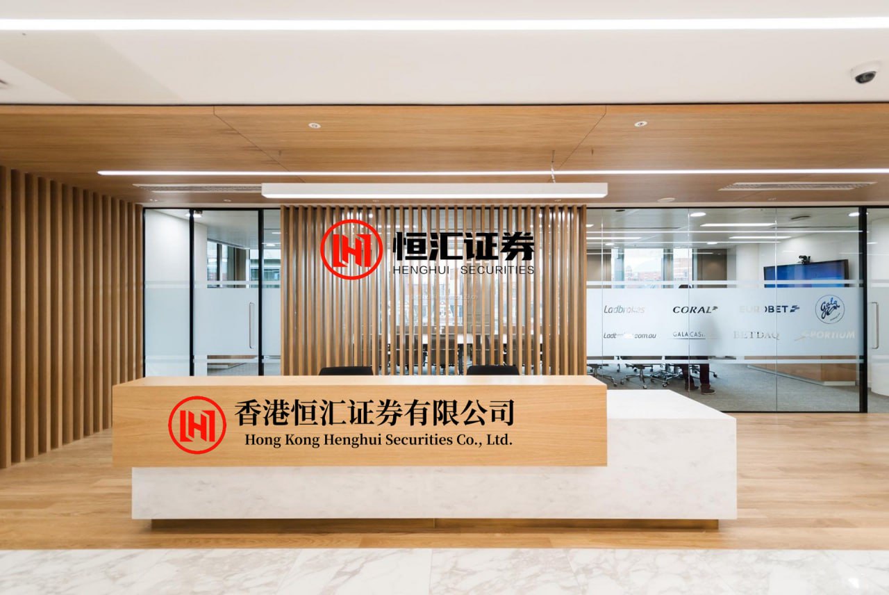第一资本 前妻是潘虹，转身爱上小21岁央视一姐王小丫，今78岁怎么样了？
